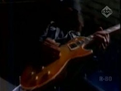Gitaris Guns N Roses Bawakan Lagu Indonesia Raya