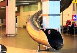 Wush! Bandara di Lyon Prancis Punya Perosotan 