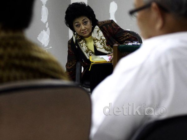 Hartati Dikonfrontir dengan Mantan Anak Buahnya Hartati Dikonfrontir dengan Mantan Anak Buahnya