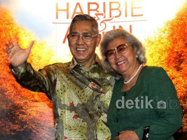 Pejabat Ramai-ramai Nonton Habibie & Ainun