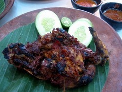 Huah.. Pedas Menggigit Racikan Ayam Khas Lombok!