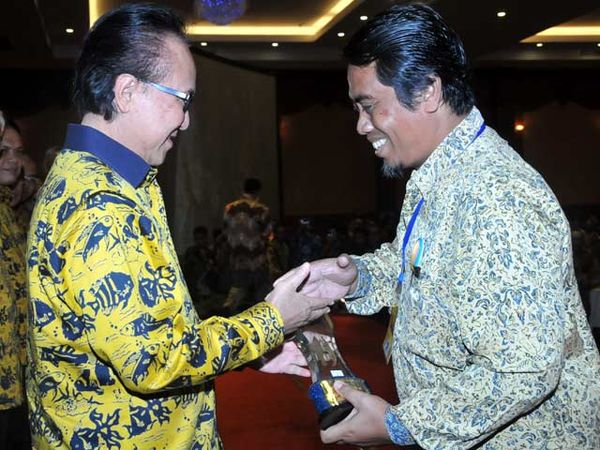 KKP Serahkan Penghargaan Adibakti Mina Bahari 2012