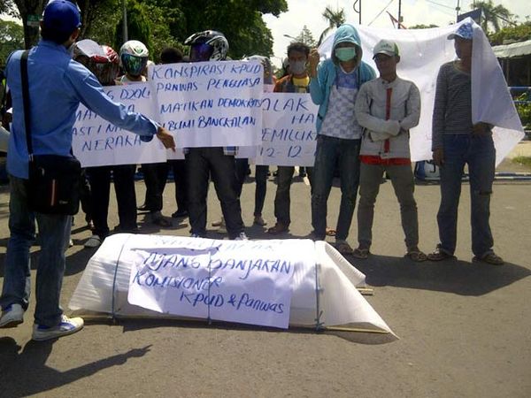 Rekapitulasi Pilkada Bangkalan Diwarnai Demo