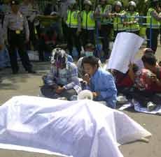 Rekapitulasi Pilkada Bangkalan Diwarnai Demo