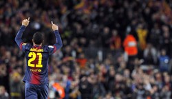 Tapi, di akhir babak pertama, Barca sudah membalikkan keadaan. Gol Adriano dan Sergio Busquets membuat mereka memimpin 2-1 saat turun minum. REUTERS/Albert Gea.