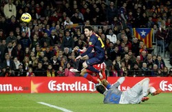 Di babak kedua, Barca menambah dua gol lagi. Dua gol tambahan ini diborong oleh Lionel Messi. REUTERS/Gustau Nacarino.