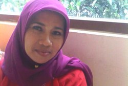 Bidan Patima, Rela Keliling Desa Antarkan Rantang Gizi untuk Balita