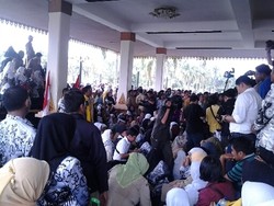 Ribuan Guru Demo Desak PNS Dishut Riau yang Todongkan Senpi Dipecat