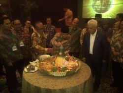 Ultah ke-59, Hatta Terima Tumpeng ICMI dari Habibie