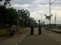 Ketika Satpol PP Nekat Terobos Jalur Sepeda BKT