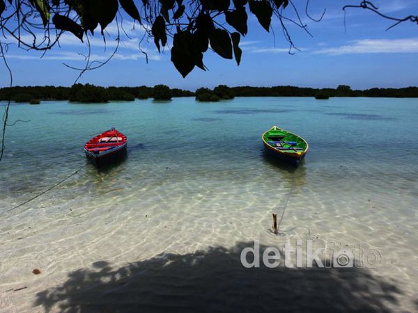 Menikmati Keindahan Pantai Pasir Perawan