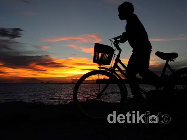 Menikmati Senja di Pulau Pari