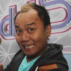 Azis Gagap Rayakan Malam Tahun Baru di Pondok Pesantren