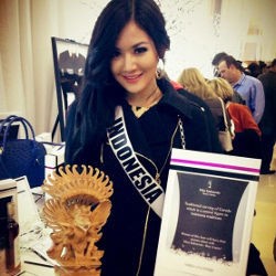 Maria Selena Lelang Patung Garuda di Miss Universe 2012