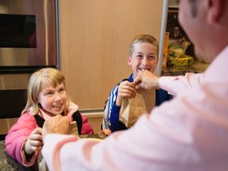 Gara-Gara Beramal, Karyawan Kafetaria Ini Malah Dipecat