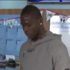 Tevez Ajari Balotelli Bungkus Kado Natal