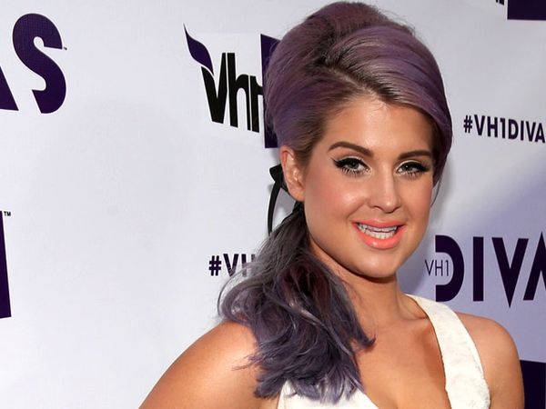 Kelly Osbourne Tampil Girly