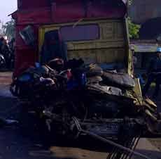 Truk Seruduk Dump Truk, Satu Orang Tewas