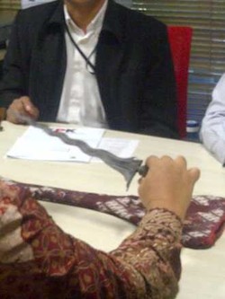  Wakil Ketua KY Bawa Keris Warisan Majapahit ke KPK