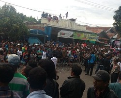  DPRD Garut Batal Putuskan Nasib Aceng, Ribuan Warga Emosi