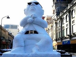 Psy Diabadikan Menjadi Patung Salju Raksasa di China