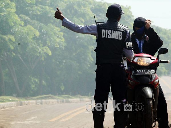 Jalur Sepeda BKT Terus Dilanggar