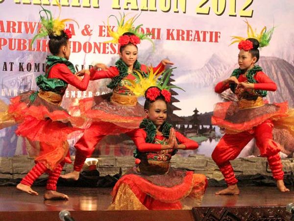 Jaipong Meriahkan Pembukaan Laporan Akhir Tahun Kemenperaf