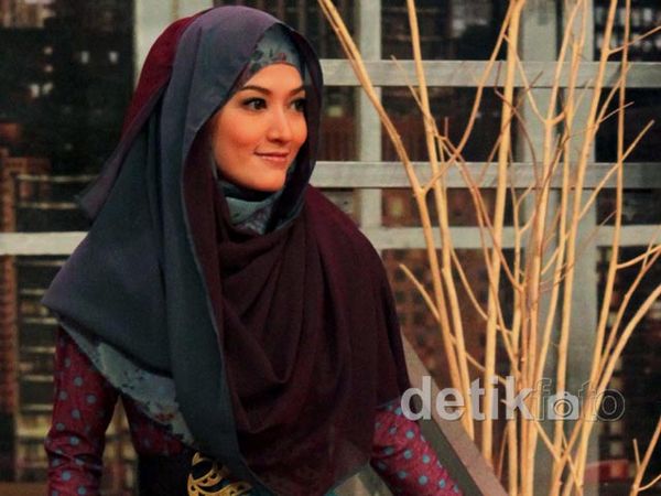 Cantiknya Lyra Virna Berjilbab