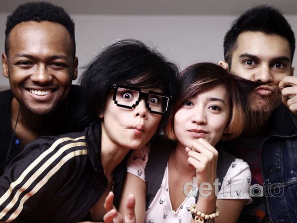 Keakraban Para Personel Tangga