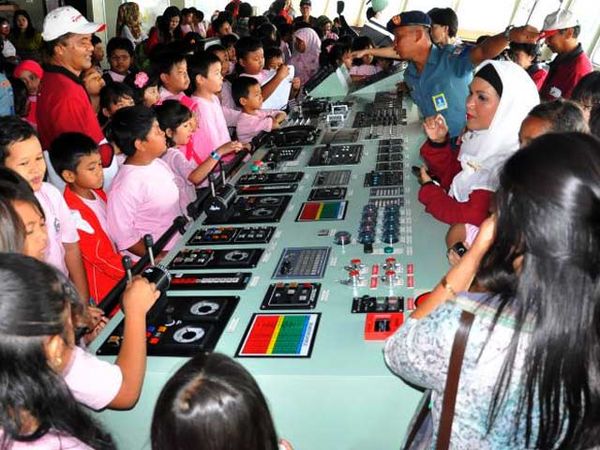 Siswa SD Serbu Kapal Perang TNI