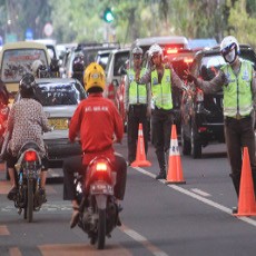 Lajur Motor dan Mobil Pribadi di Surabaya Dipisahkan Kembali