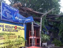 Motor & Warung Rawon Kalkulator di Bungkul Tertimpa Pohon