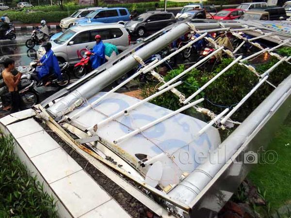 Angin Kencang Bikin Surabaya Berantakan