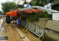 Papan Reklame Ambruk Diterjang Angin Kencang
