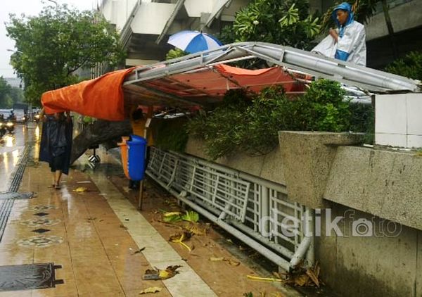 Papan Reklame Ambruk Diterjang Angin Kencang