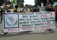 Massa Anti Aceng Demo di DPRD Garut