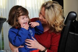 Gadis Kecil yang Bisu karena Sindrom Langka Ini Akhirnya Bisa Bicara