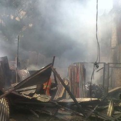 3 Toko Besi Bekas Terbakar di Pondok Kelapa, Lalin Macet