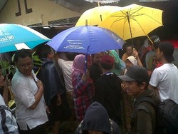 Buk! Tersangka Pembunuhan Desainer Rio Dipukul Warga