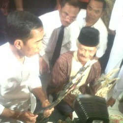 Jokowi Main Wayang, Lalu Hii...Mentok ke Kuburan Keramat di Kampung Jahe