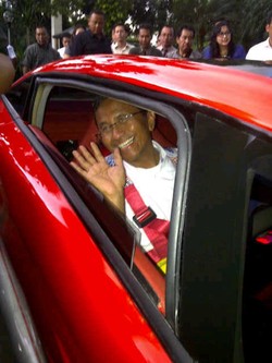 Ferrari Listrik Rp 3 M Tiba di Jakarta, Dahlan Iskan Semangat