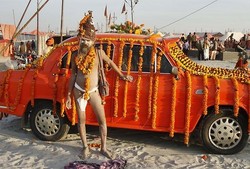 Pria Telanjang Ramaikan Festival Suci di India