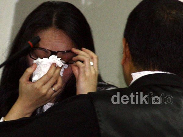 Dituntut 12 Tahun Penjara, Angie Menangis