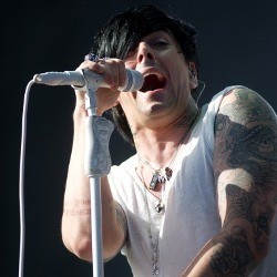 Vokalis Lostprophets Juga Seorang Zoophilia?