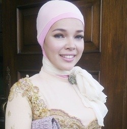 Aih, Cantiknya Dewi Sandra Berjilbab
