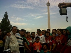 Dahlan Senam Sehat Bareng Guru & Siswa Berprestasi di Monas Pagi-pagi