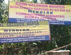 Puluhan Warga Tolak Pembangunan Jembatan yang Dibangun PT Lapindo