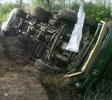 Hindari Tabrakan, Truk Bermuatan Pupuk Malah Terguling