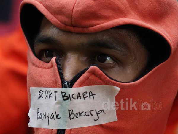 Suporter Persija Lakukan Aksi Tutup Mulut