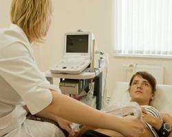 Riset: 90% Ibu Hamil Eksis di Dunia Maya, Pamer Foto Hasil USG 